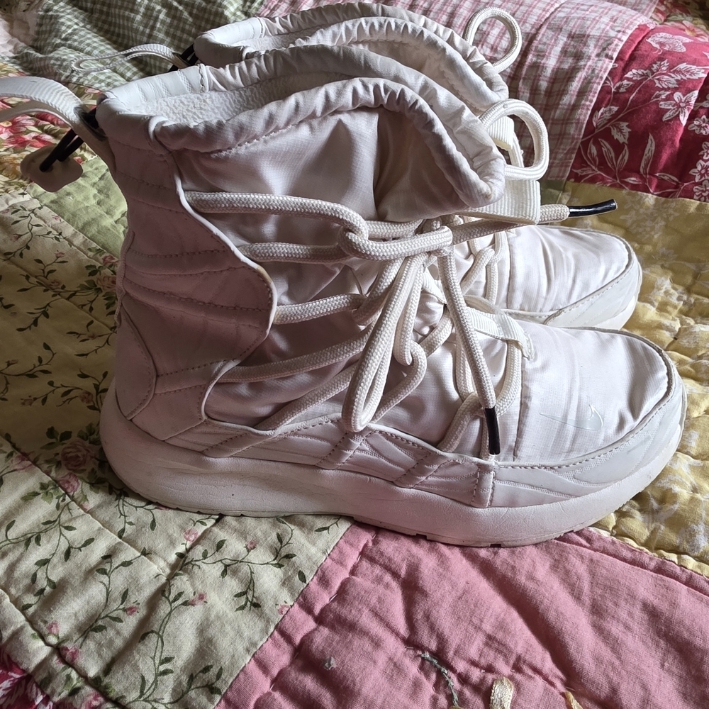 Nike Tanjun High Rise Women's Sneaker Boots Size 6 Phantom AO0355 003 - Picture 1 of 13